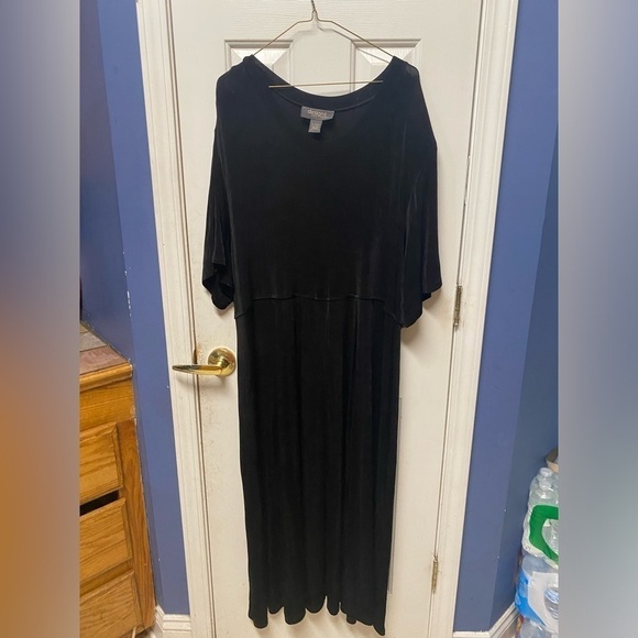 Designs by Lane Bryant plus size solid black velvet like dress 26/28 - Picture 1 of 7